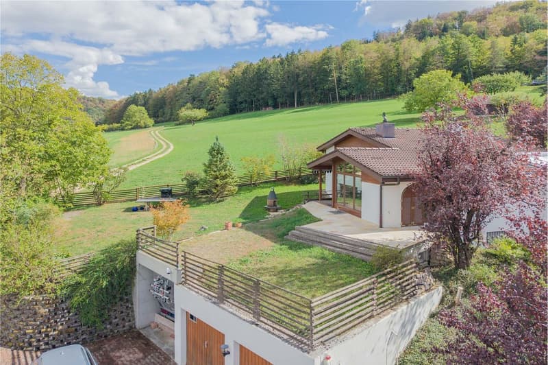 Ruhig wohnen am Bauzonenrand: 7.5 Zimmer-Wohnhaus mit 3 Garagen (2)