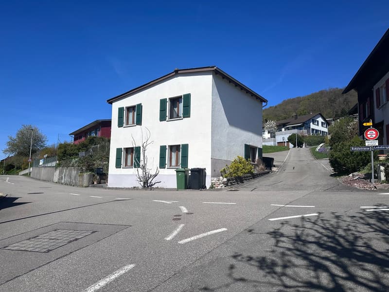 Affascinante casa unifamiliare di 4,5 locali in una posizione tranquilla a Zuzgen (1)