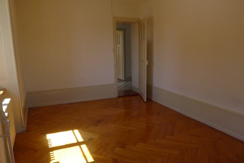 empty room, wooden parquet flooring, white walls, open doors