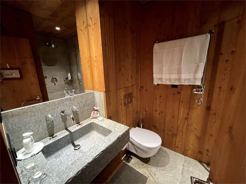 Beraubender offener Blick zwischen Holz und Stein (9)