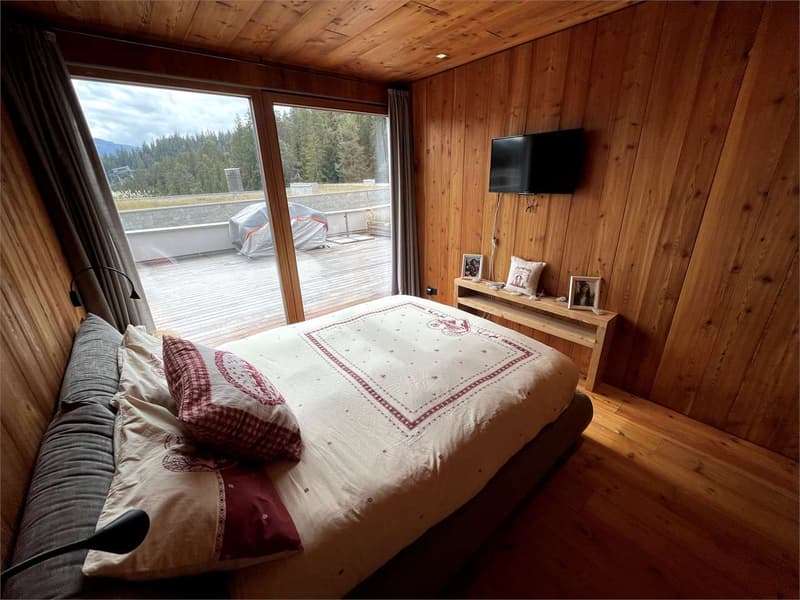 Beraubender offener Blick zwischen Holz und Stein (4)