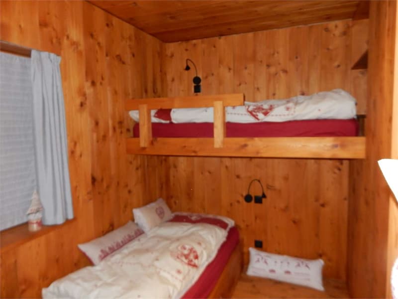 Beraubender offener Blick zwischen Holz und Stein (8)