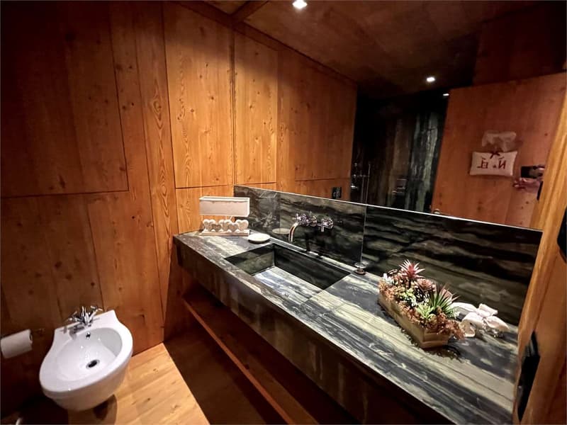 Beraubender offener Blick zwischen Holz und Stein (6)