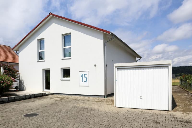 Great 6 1/2 room single-family house with additional 2-room apartment (wheelchair accessible) in a very quiet and sunny location (4)