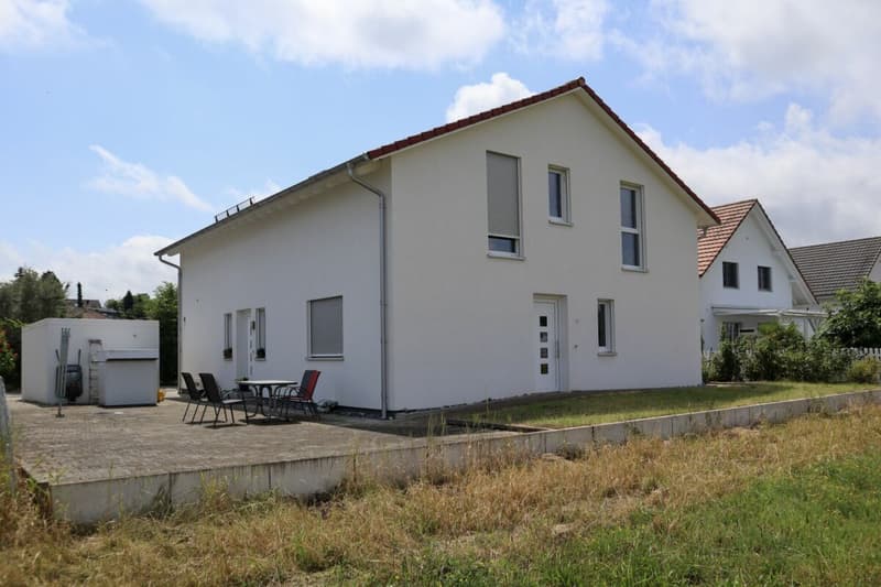6 1/2 Zimmer Einfamilienhaus mit zusätzlicher 2-Zimmer Einliegerwohnung (rollstuhlgängig) an sehr ruhiger und sonniger Lage (1)