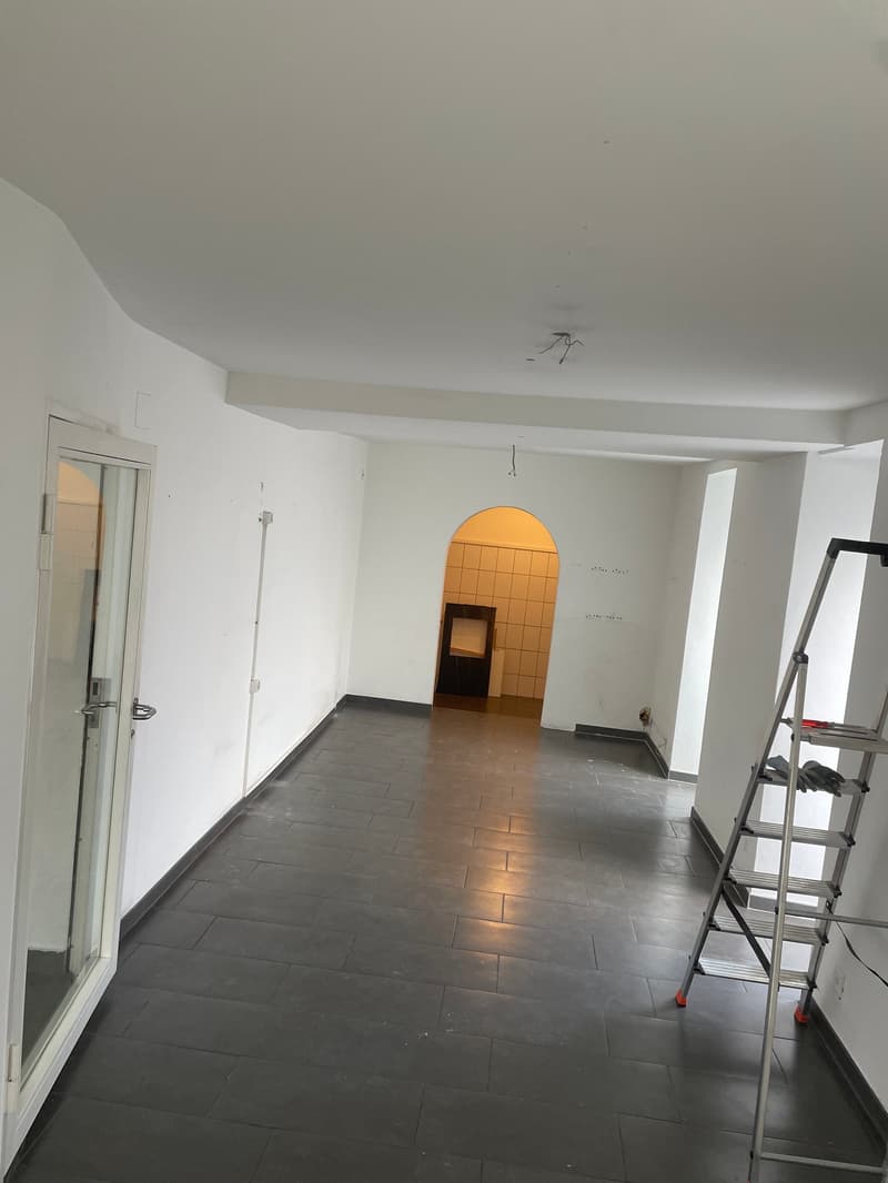 Commercial space directly on the cantonal road in the middle of Zizers in the "Liegenschaft Steinbock" property (2)