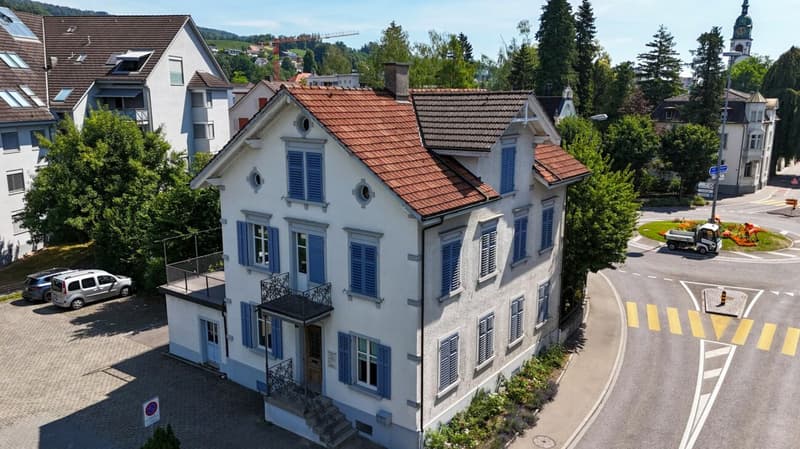 Commercial building with office space directly at the train station (1)