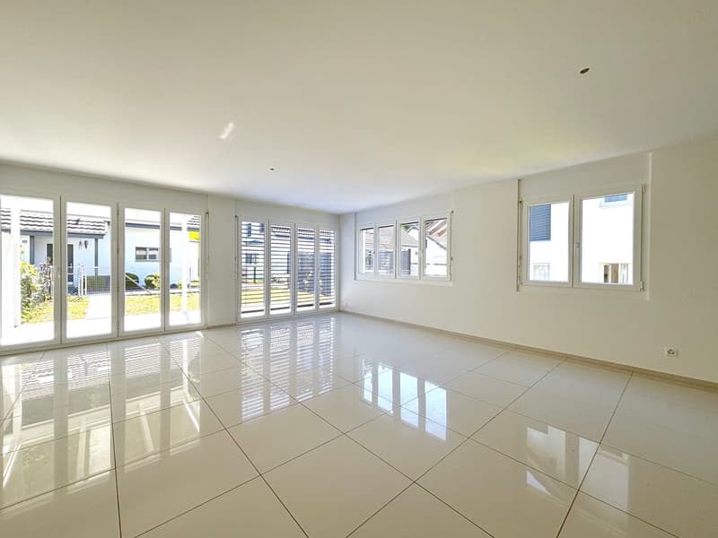 Modern 5.5-room semi-detached house with garden and plenty of light in Neuenhof (3)