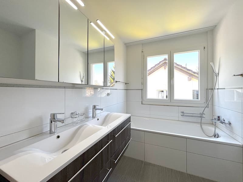 Modern 5.5-room semi-detached house with garden and plenty of light in Neuenhof (10)