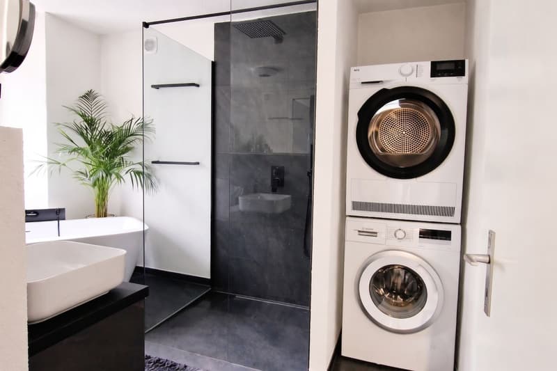 Exclusive 4.5 room apartment with 118m2 living space - completely renovated in Glarus Süd (5)