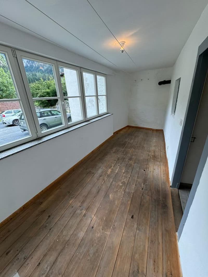 Charmante 2.5-Zimmer-Altbauwohnung im Erdgeschoss in Thusis (4)