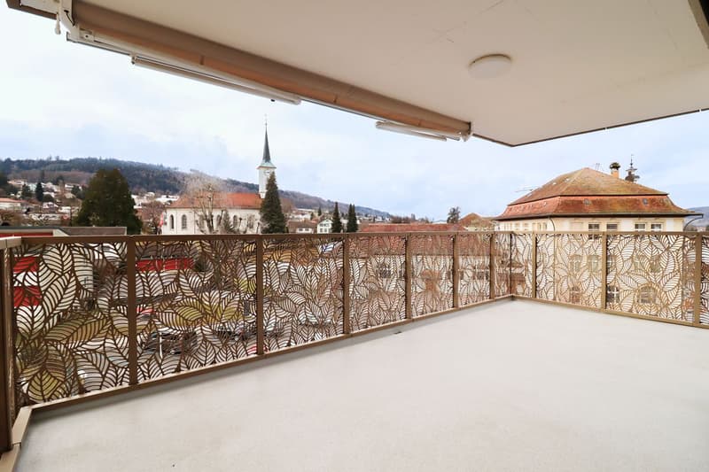 Exclusive 4.5-room apartment with a view & numerous garage spaces (11)