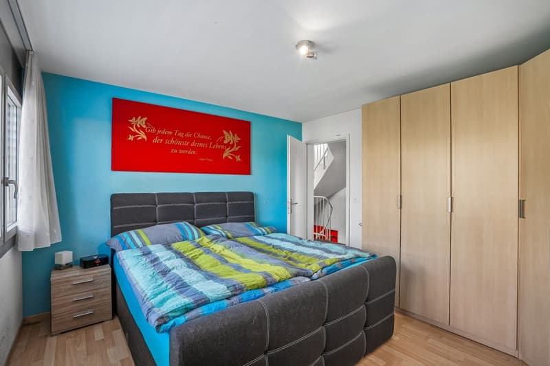 Elternzimmer mit genügend Platz für einen Schrank.