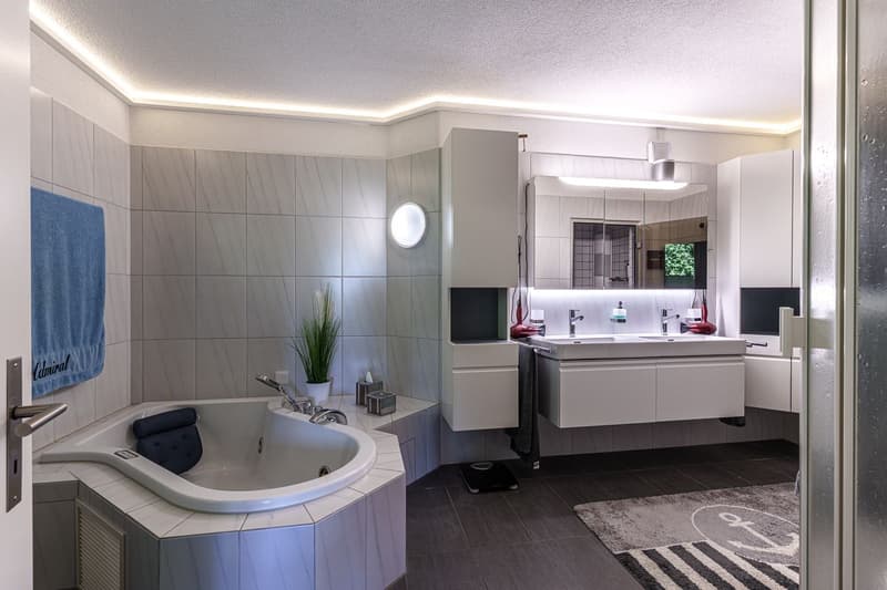 Hauptbadezimmer mit Sprudelwanne, Dusche sowie Dampfdusche