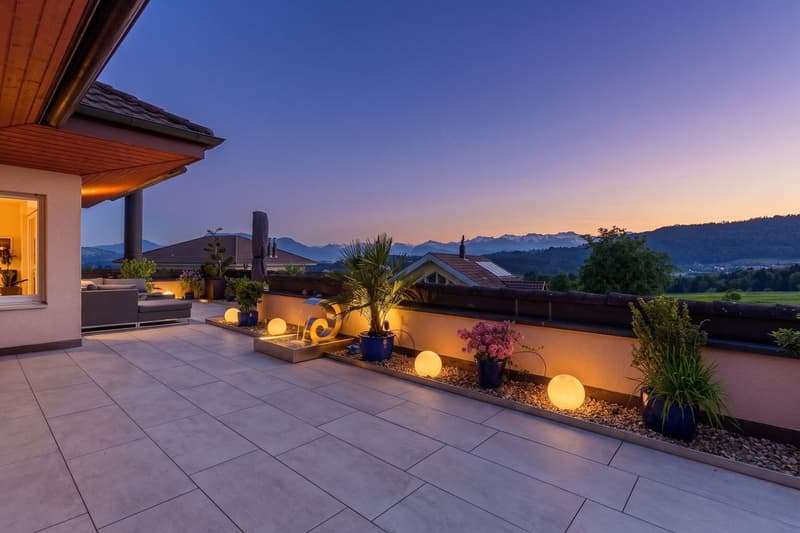 Den Sommer geniessen: Riesige Terrasse mit Blick aufs Bergpanorama