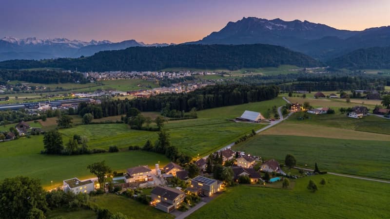 Naturnahe und ruhige Lage, umgeben von Wiesen, Wäldern und Bergen