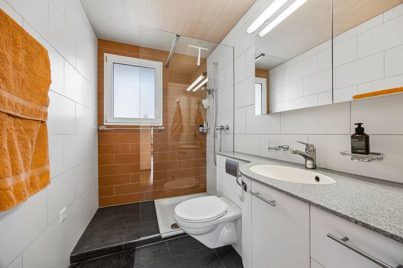 Obergeschoss: Helles Badezimmer mit Walk-in-Dusche