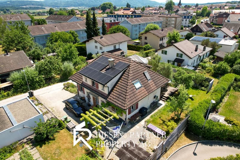 Freistehendes Einfamilienhaus mit wunderschöner Gartenanlage in Jegenstorf (4)