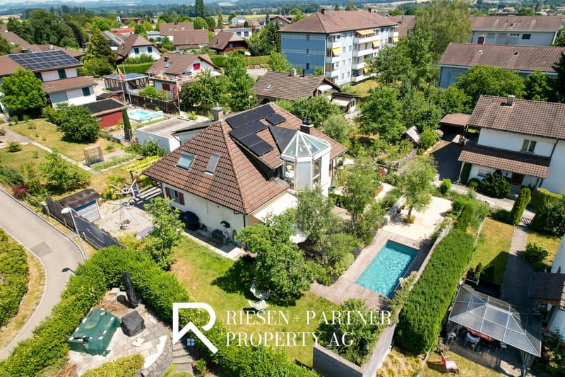 Freistehendes Einfamilienhaus mit wunderschöner Gartenanlage in Jegenstorf (5)