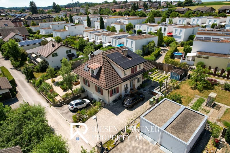 Freistehendes Einfamilienhaus mit wunderschöner Gartenanlage in Jegenstorf (2)
