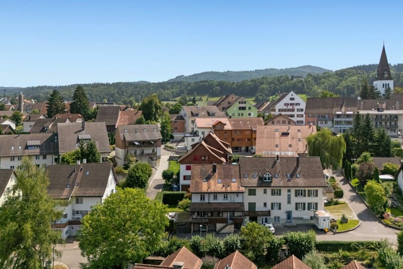 Zweifamilienhaus, 2020 saniert, mit idyllischem Garten - nahe Dorfkern und Schule im historisches Landstädtchen Elgg ZH. (2)