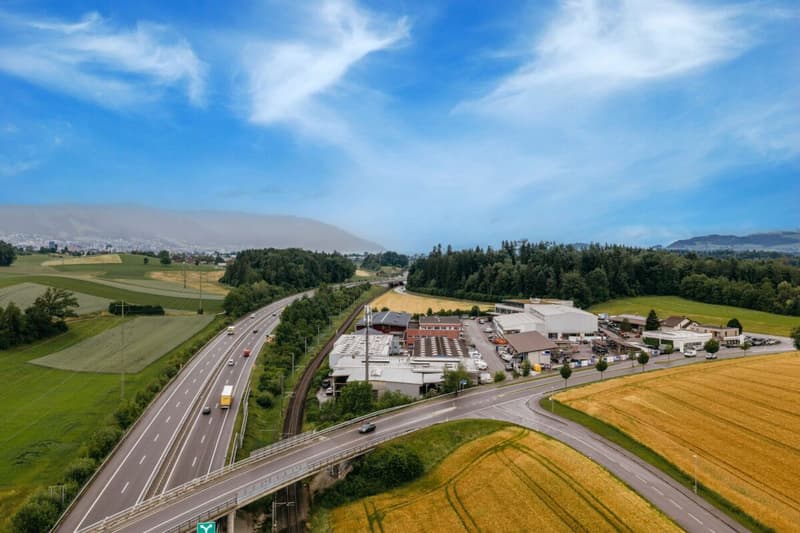 Attraktive Gewerbe- und Lagerflächen an Top-Verkehrslage zwischen Zürich und Zug (1)