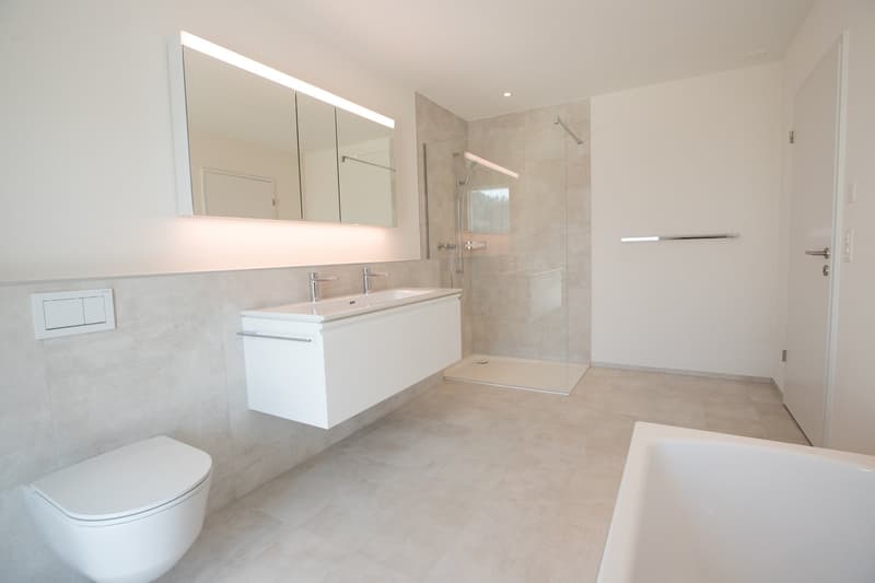 Appartement attique spacieux de 5,5 pièces à Büren an der Aare – moderne, lumineux et calme (1)