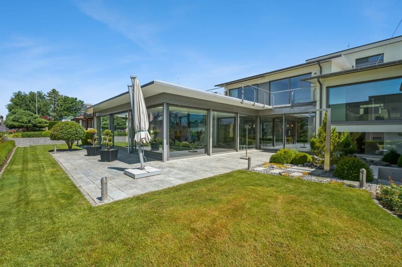 Villa d'architecte avec piscine intérieure & vue sur le lac (4)