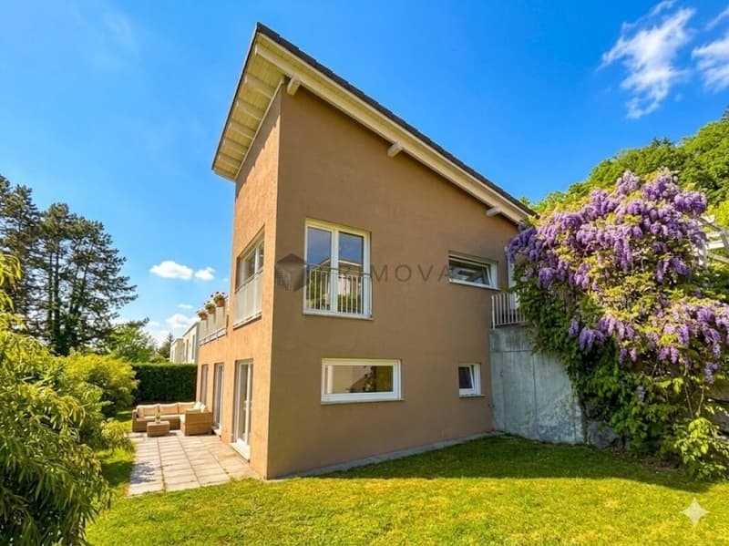 Live with a breathtaking view, this house in a prime location is one of a kind! (11)