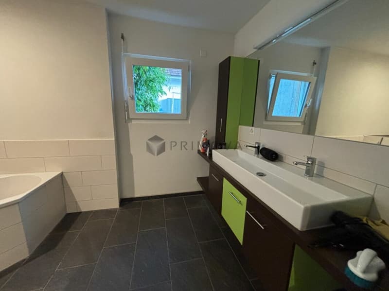 Live with a breathtaking view, this house in a prime location is one of a kind! (8)