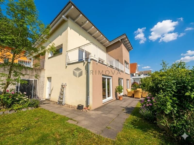Live with a breathtaking view, this house in a prime location is one of a kind! (12)