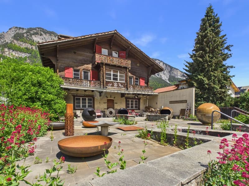 Traditional chalet with gastronomy and two residential units on a spacious plot (1)