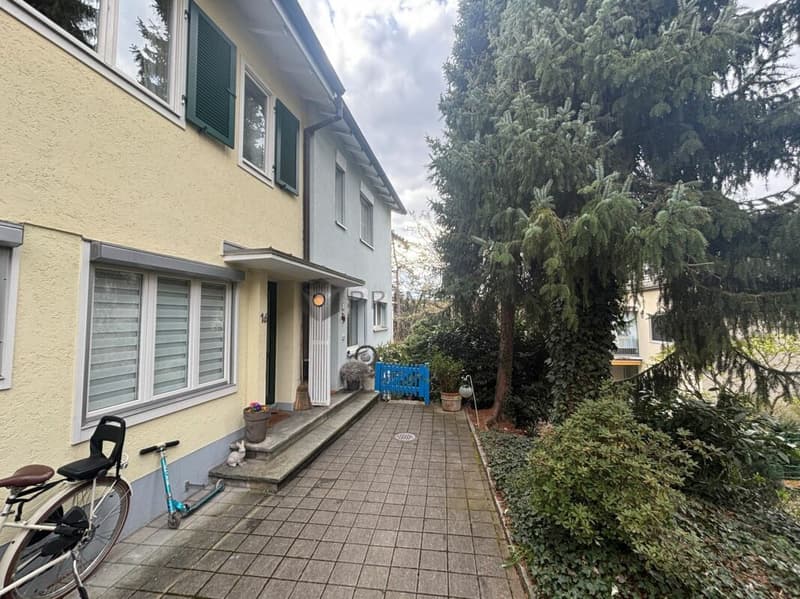 Unique semi-detached family home in prime location seeks new owner! (8)