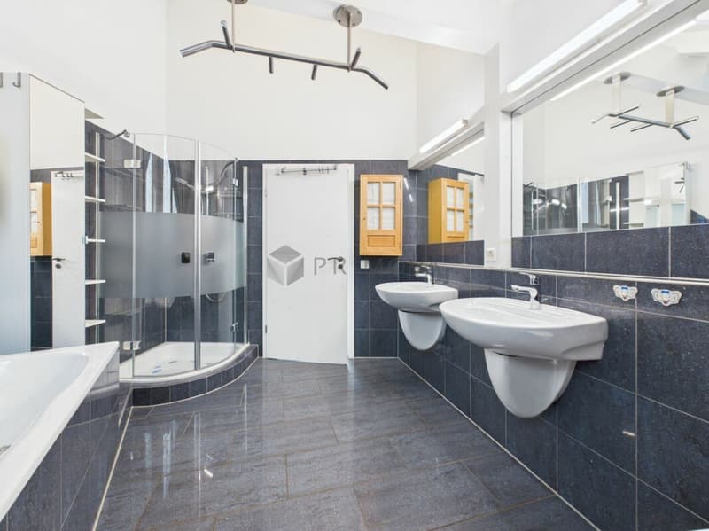 Two residential units - a home full of possibilities (6)