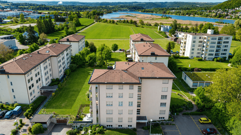 Vue libre sur le vert. La nature directement devant la porte de la maison. (1)