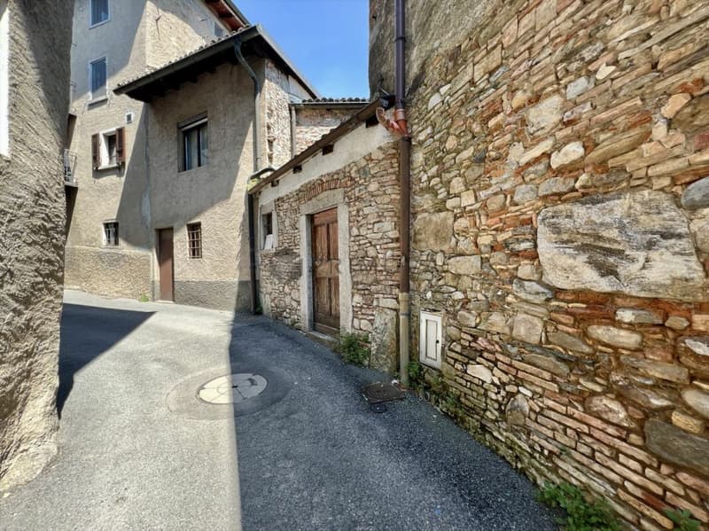Un gioiello storico da reinventare: casa unifamiliare con corte idilliaca (14)