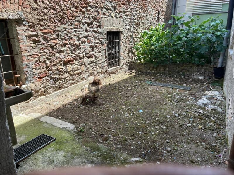 Un gioiello storico da reinventare: casa unifamiliare con corte idilliaca (13)