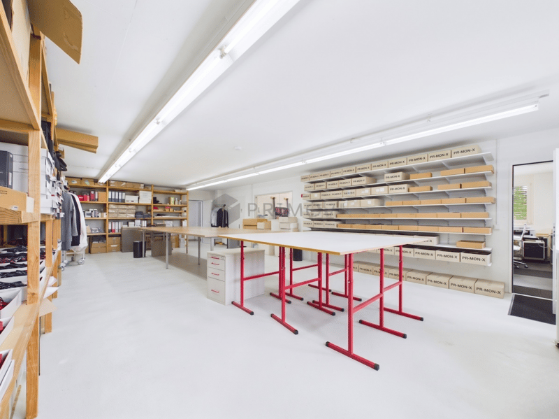 Showroom, Warehouse & Rooftop Terrace - achievable gross return up to 6% (7)