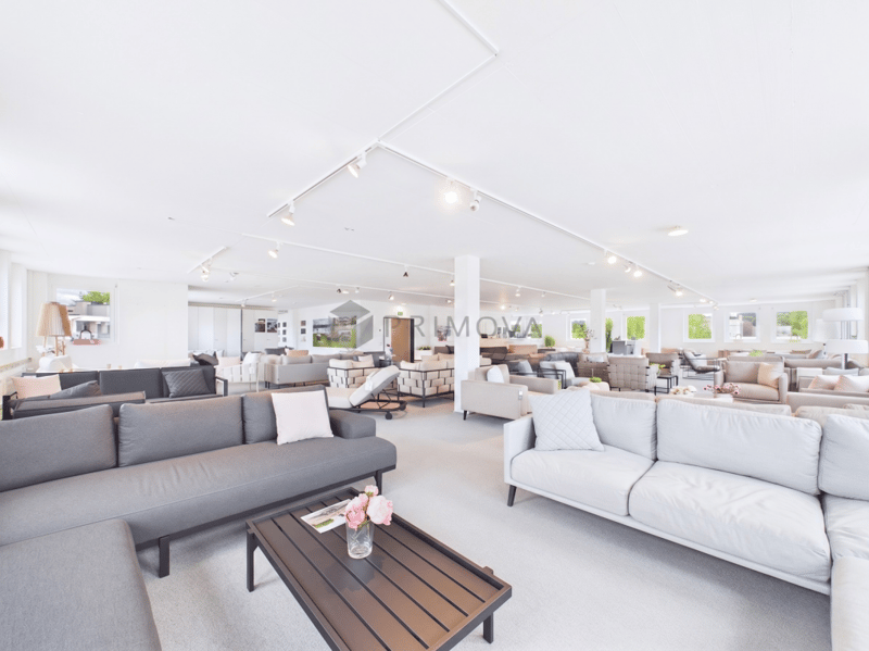 Showroom, Warehouse & Rooftop Terrace - achievable gross return up to 6% (3)