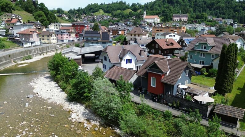 Herziges Einfamilienhaus mit Ausbaupotenzial ( Kernzone C, 18m ) direkt am Fluss. (13)