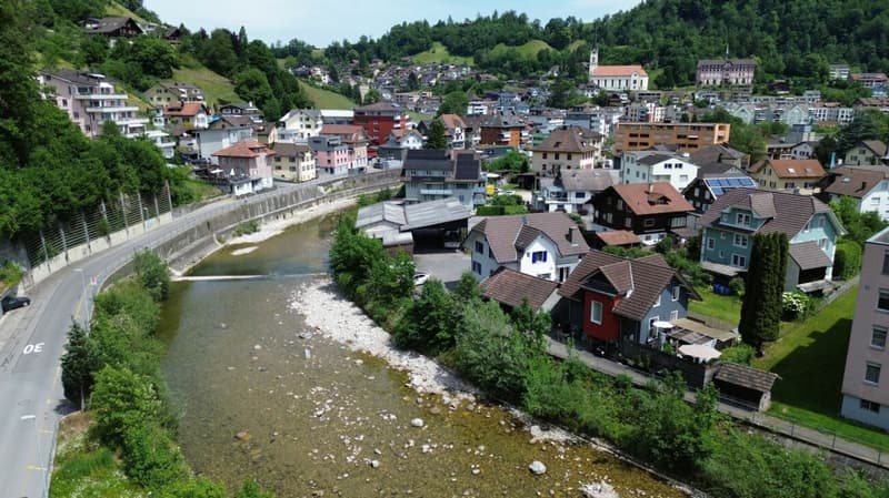 Herziges Einfamilienhaus mit Ausbaupotenzial ( Kernzone C, 18m ) direkt am Fluss. (12)