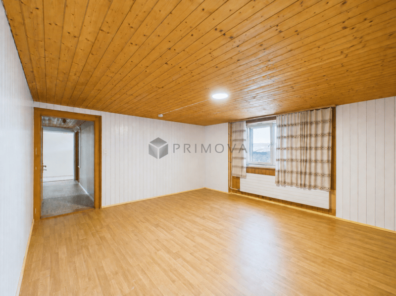 Modernized two-family house with a far-reaching view, double garage, and plenty of space (11)