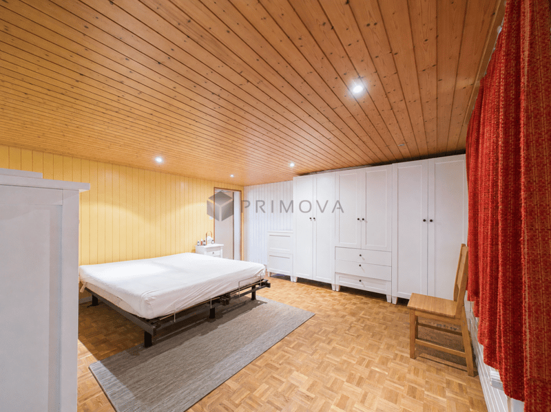 Modernized two-family house with a far-reaching view, double garage, and plenty of space (10)