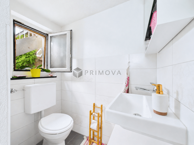 Modernized two-family house with a far-reaching view, double garage, and plenty of space (14)