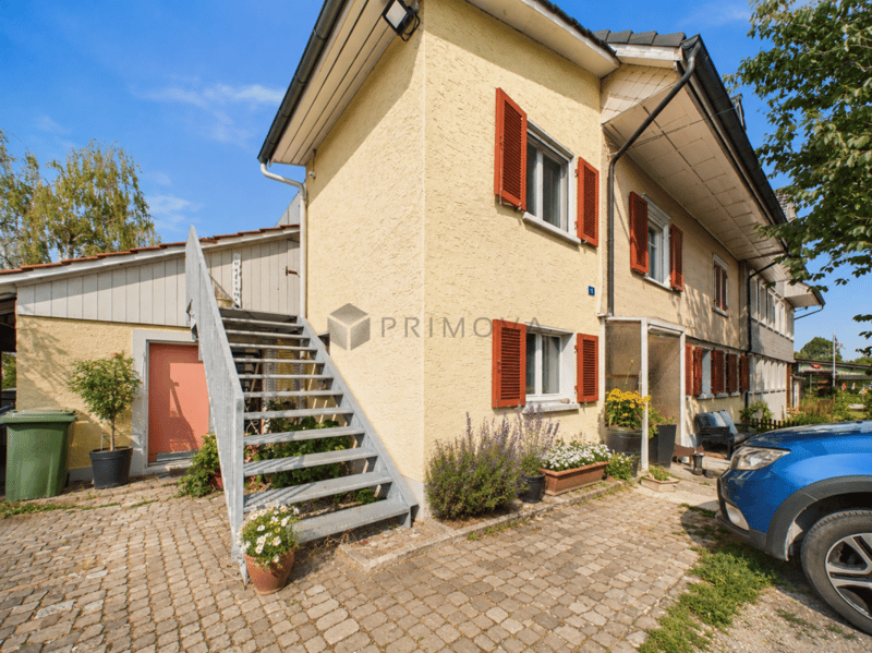 Modernized two-family house with a far-reaching view, double garage, and plenty of space (1)