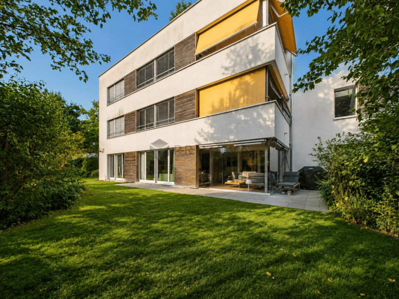 4.5 Zimmer-Gartenwohnung mit Wintergarten und eigenem Garten (1)