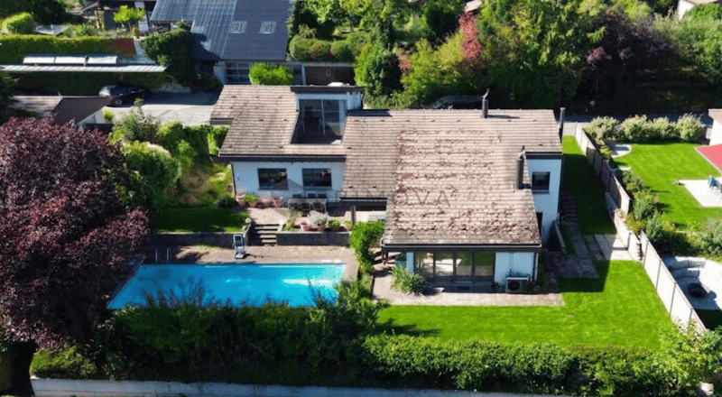 Exklusives Wohndomizil mit Aussenpool, grosser Parzelle und Panorama-Weitsicht in Meikirch (1)
