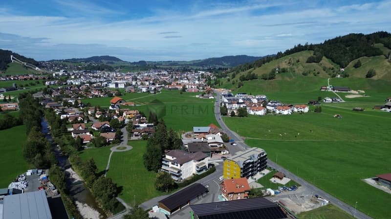 Luxus Wohngefühl pur! Stilvolle 4.5 Zimmer-Oase mit 6 m Raumhöhe, Spa-Ensuite Bad & verglaster Loggia (14)