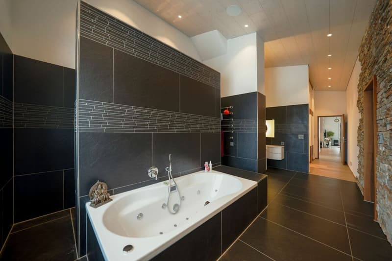 Luxus Wohngefühl pur! Stilvolle 4.5 Zimmer-Oase mit 6 m Raumhöhe, Spa-Ensuite Bad & verglaster Loggia (11)