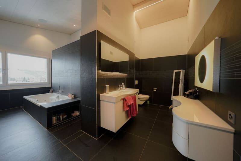 Luxus Wohngefühl pur! Stilvolle 4.5 Zimmer-Oase mit 6 m Raumhöhe, Spa-Ensuite Bad & verglaster Loggia (10)